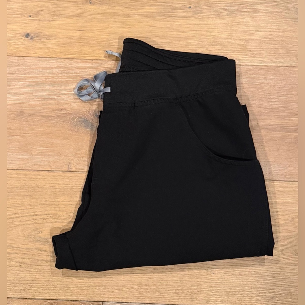 FIGS Women's Kade Cargo Scrub Pants Black Size Medium with Gray Drawstring - Picture 12 of 12